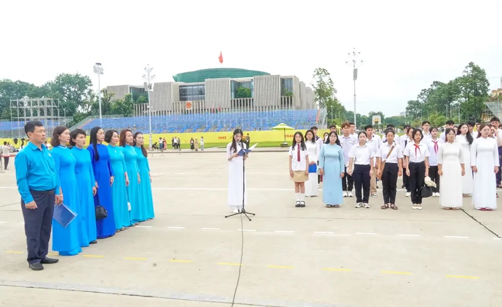 표창을 받은 모범 학생들이 호치민 주석에게 보고식을 하고 있습니다. 사진: 하이하
