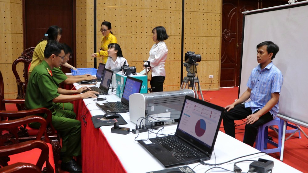 교체 과정은 당원에게 최대한의 편의를 제공하기 위해 신속하게 수행됩니다. 사진: 띠엔중