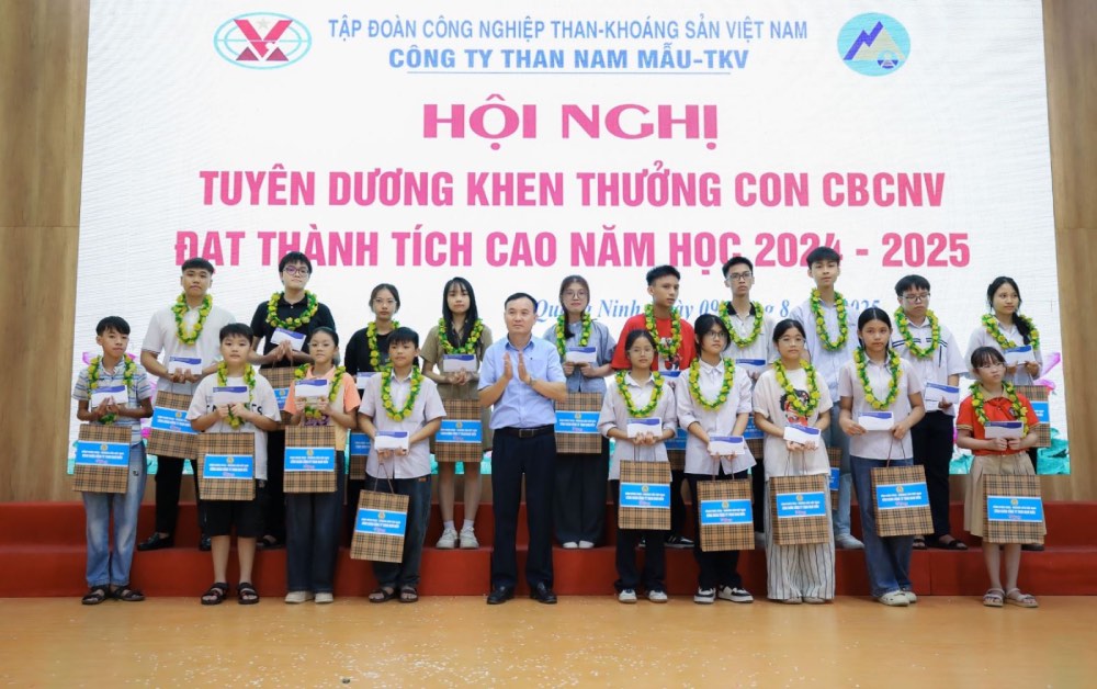 Nam Mau 석탄 회사는 모든 수준에서 우수 학생 성과를 거둔 간부 및 직원의 자녀인 학생들을 표창했습니다. 사진: Quoc Khuong