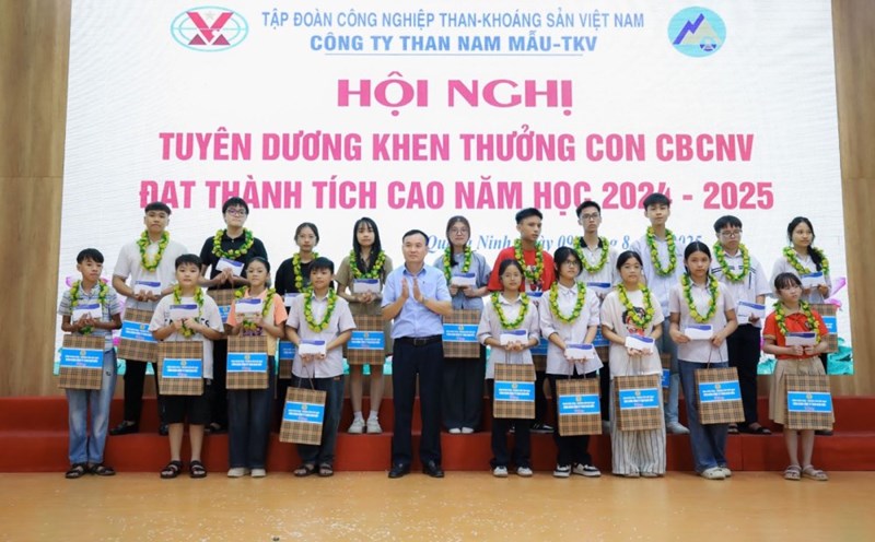 Nam Mau Coal Company has honored students as children of cadres and employees with excellent student achievements at all levels. Photo: Quoc Khuong