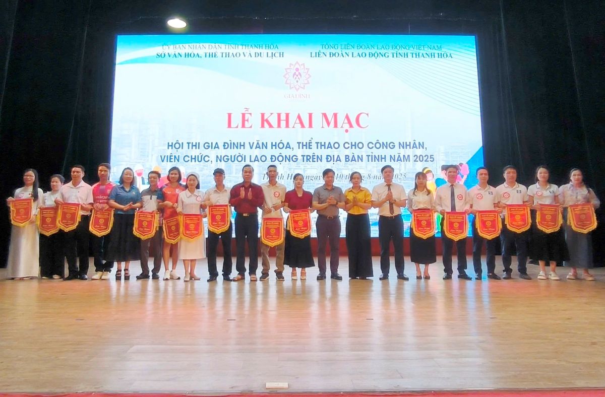 Ban to chuc trao co luu niem cho cac doi tham du hoi thi. Anh: Thuy Ha