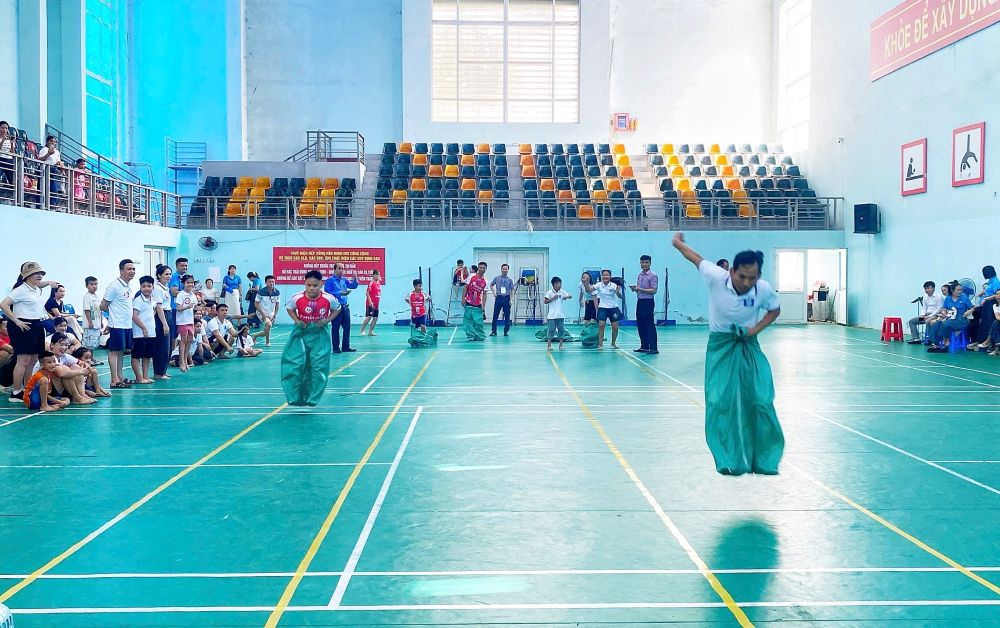 Cac gia dinh doan vien, nguoi lao dong dua nhau tranh tai o phan thi “Gia dinh vui khoe“. Anh: Thuy Ha