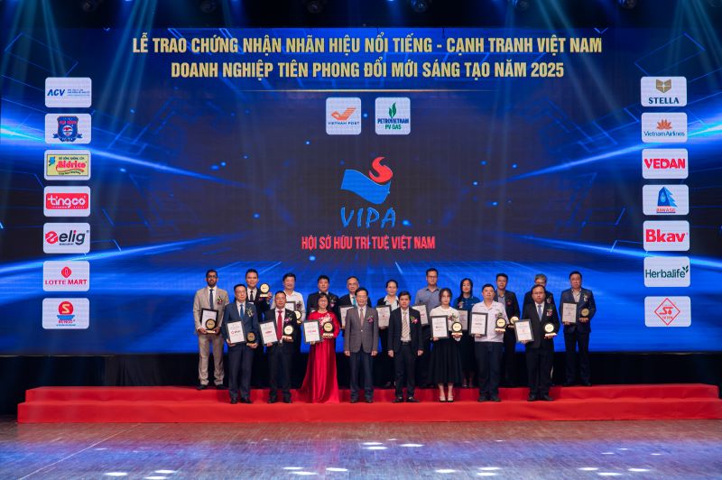 Các doanh nghiệp được trao chứng nhận “Nhãn hiệu nổi tiếng Việt Nam” tại lễ vinh danh năm 2025. Ảnh: Vedan