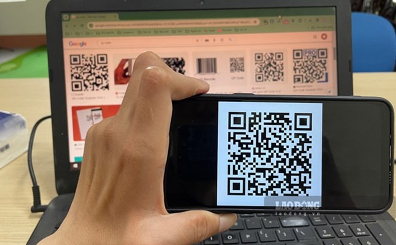 According to experts, users should not scan the QR code from strange posts to avoid the risk of personal and financial information being stolen. Photo: Dinh Dai