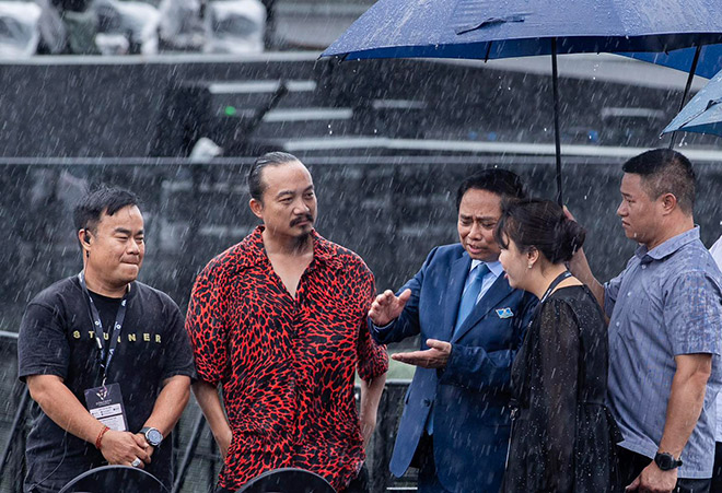 ファム・ミン・チン首相が8月10日にVフェストチームを指導、励ますために訪問。写真:主催者提供