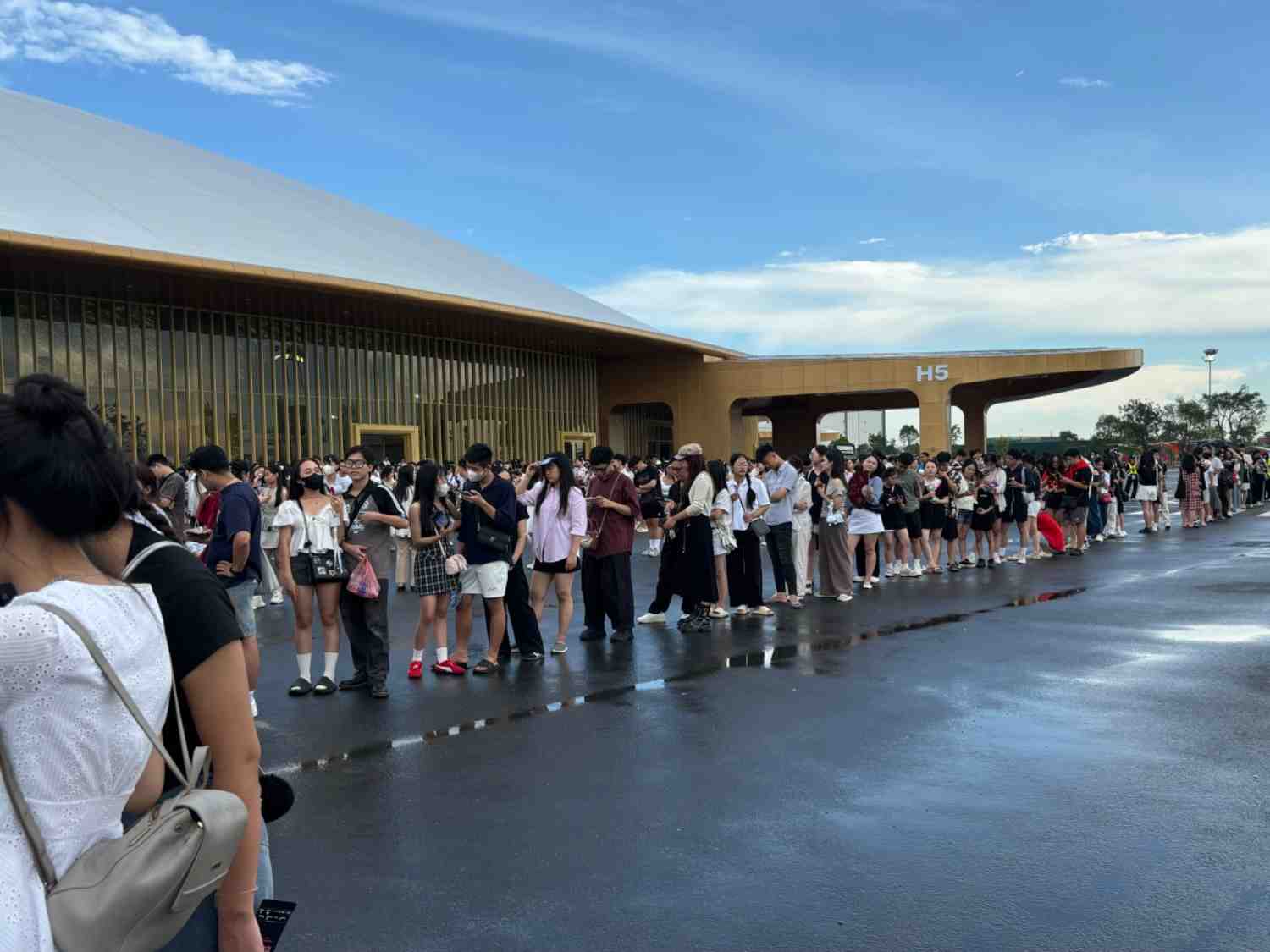 Hang dai ban tre xep hang tu som de vao xem concert co HIEUTHUHAI. Anh: Nguyen Dat