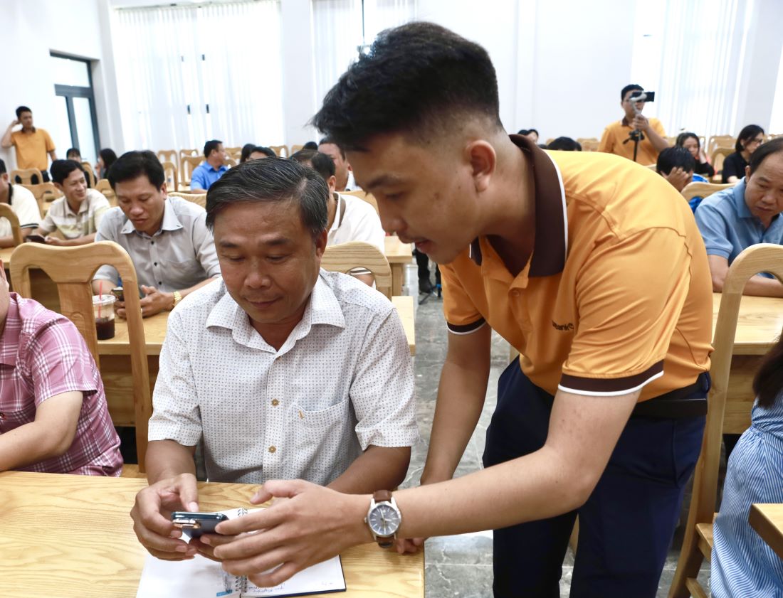 Chu tich Cong doan phuong Phan Thiet duoc huong dan cac thao tac tren ung dung AI. Anh: Duy Tuan