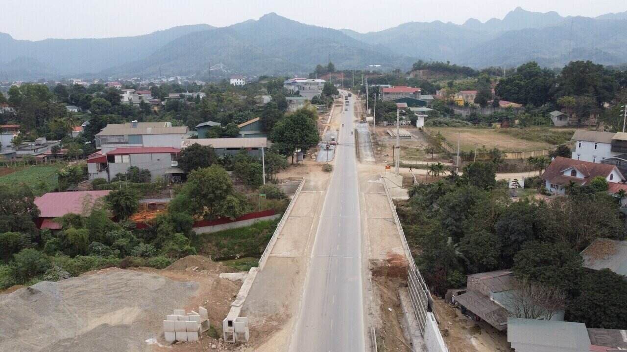 Do vuong mac ve giai phong mat bang, Du an cai tao, nang cap Quoc lo duong tranh thanh pho Hoa Binh, tinh Hoa Binh (nay la phuong Thong Nhat va phuong Hoa Binh, tinh Phu Tho) cham tien do. Anh: Minh Nguyen