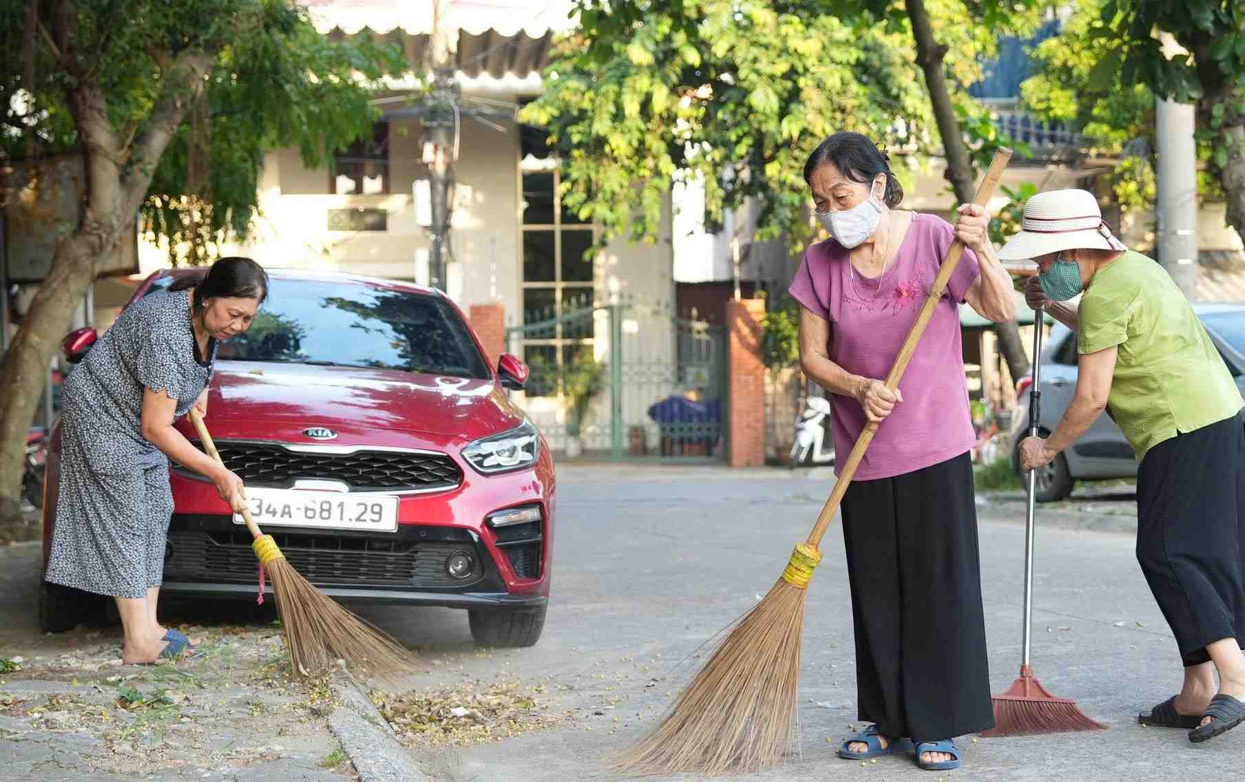 Residentes de los barrios occidentales de Hai Phong unen fuerzas para limpiar el medio ambiente para servir al Congreso del Partido para el mandato 2025-2030. Foto: Huong Mai