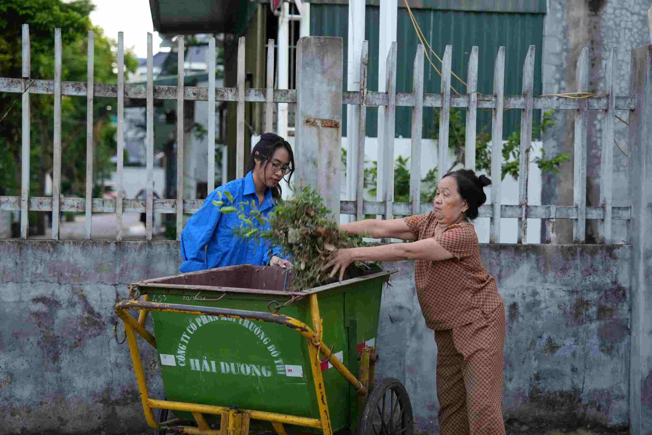Dong loat ra quan ve sinh moi truong chao mung Dai hoi Dang bo cac phuong nhiem ky 2025 – 2030. Anh: Huong Mai