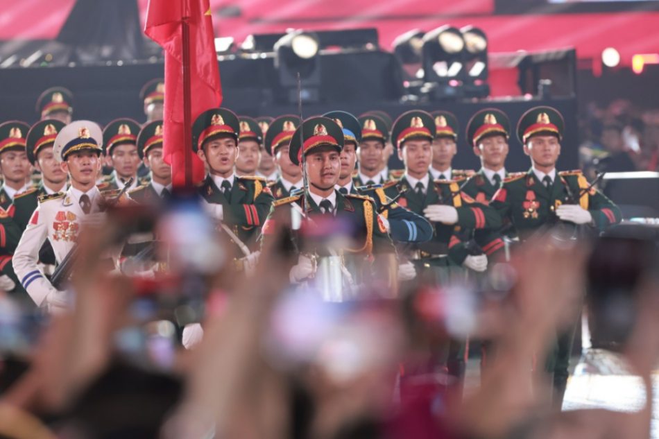 Khan gia ho reo khi doan quan di qua khan dai. Anh: Hai Nguyen