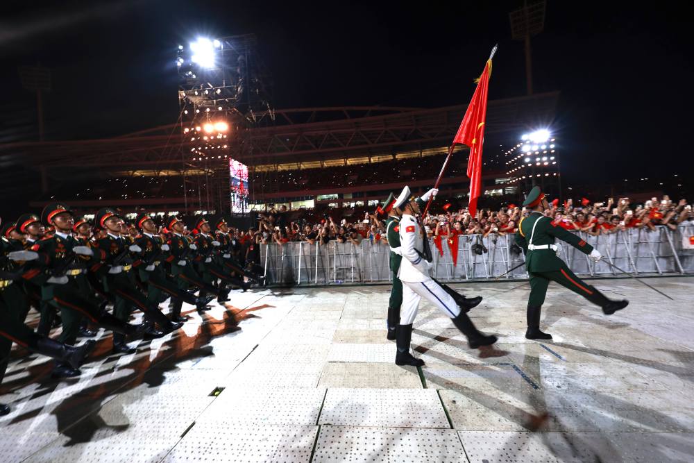 My Dinh スタジアムでの68人の軍人のパレード。写真: Hai Nguyen