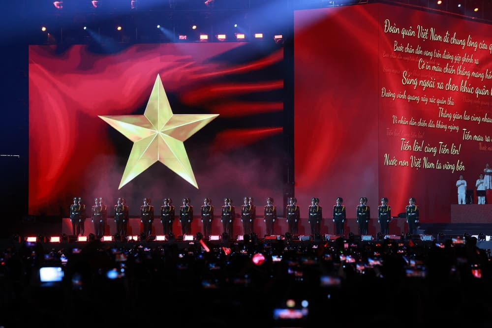 Không khí trang nghiêm trong khoảnh khắc ca khúc “Tiến quân ca” vang lên. Không khí trang nghiêm trong khoảnh khắc ca khúc “Tiến quân ca” vang lên.