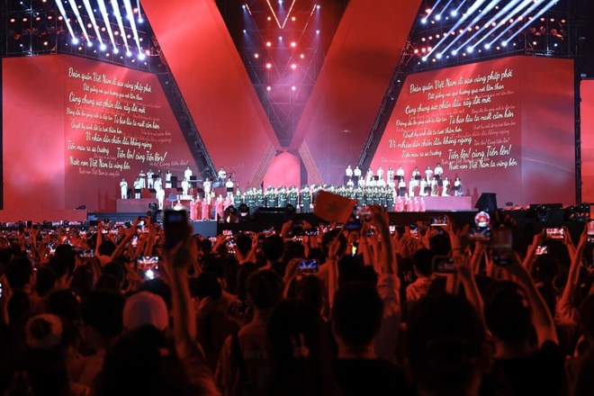 Hàng nghìn người dân hát Quốc ca ở concert Tổ quốc trong tim. Hàng nghìn người dân hát Quốc ca ở concert Tổ quốc trong tim.