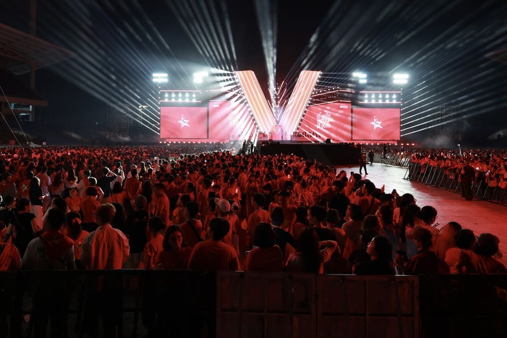 Sân khấu hình chữ V trong concert Tổ quốc trong tim. Sân khấu hình chữ V trong concert Tổ quốc trong tim.