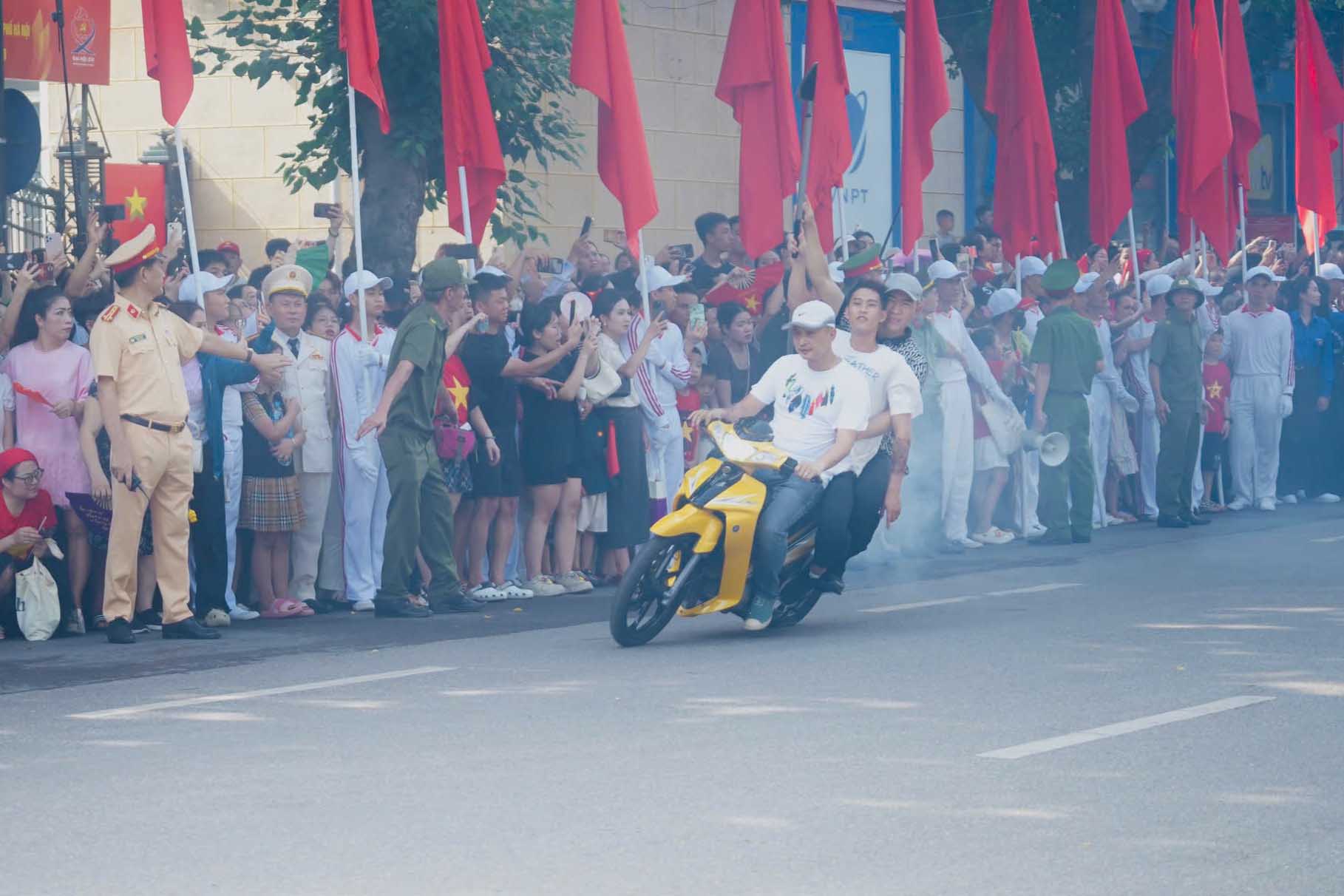 One content that people are particularly interested in is the hypothetical situation of Hanoi Police arresting and handling a group of teenagers who disturb public order. Photo: Duc Nguyen