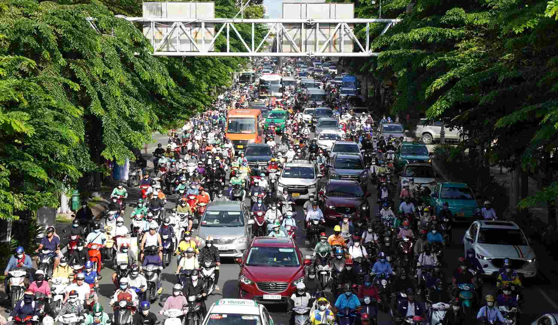 Ho Chi Minh City after the merger has more than 11.4 million motorbikes and 1.3 million cars. Photo: Anh Tu