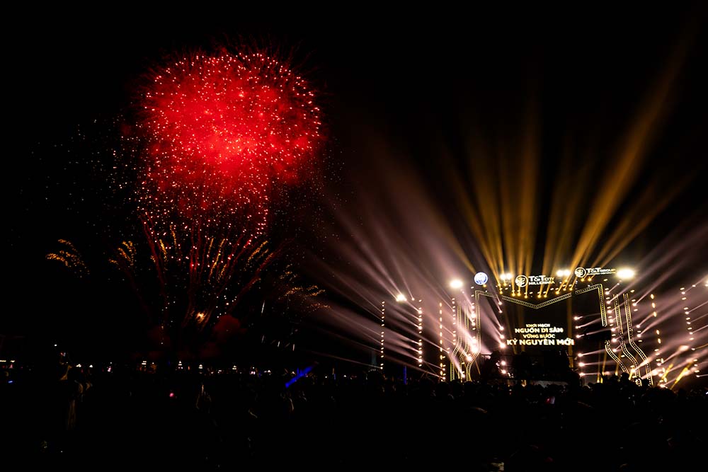 Man trinh dien phao hoa tren bau troi. Anh: Phung Chien