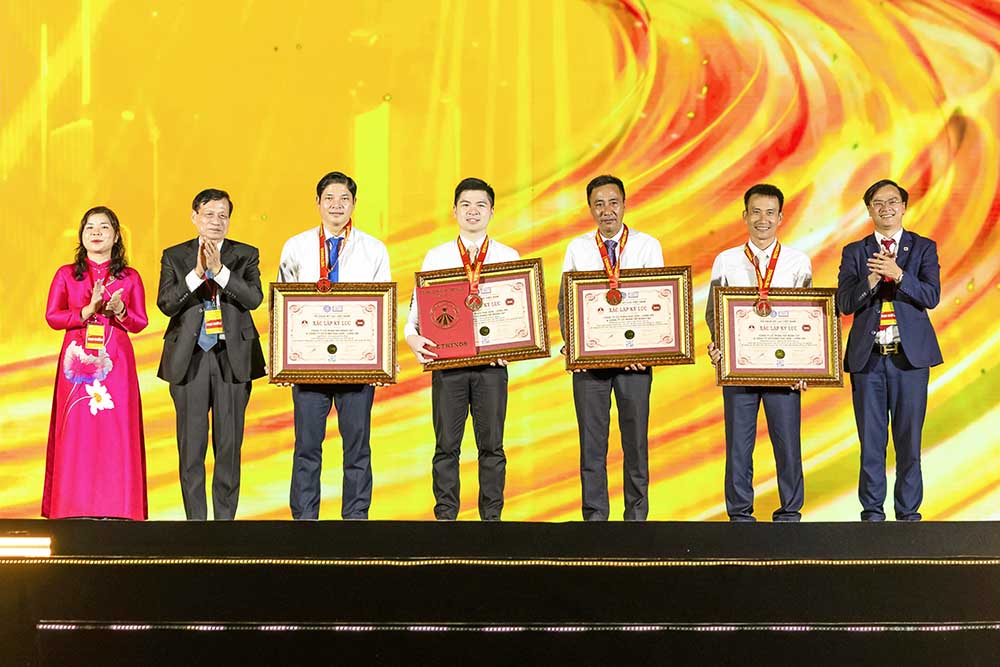 Ky luc duoc trao cho 2 hang muc dac biet. Anh: Phung Chien