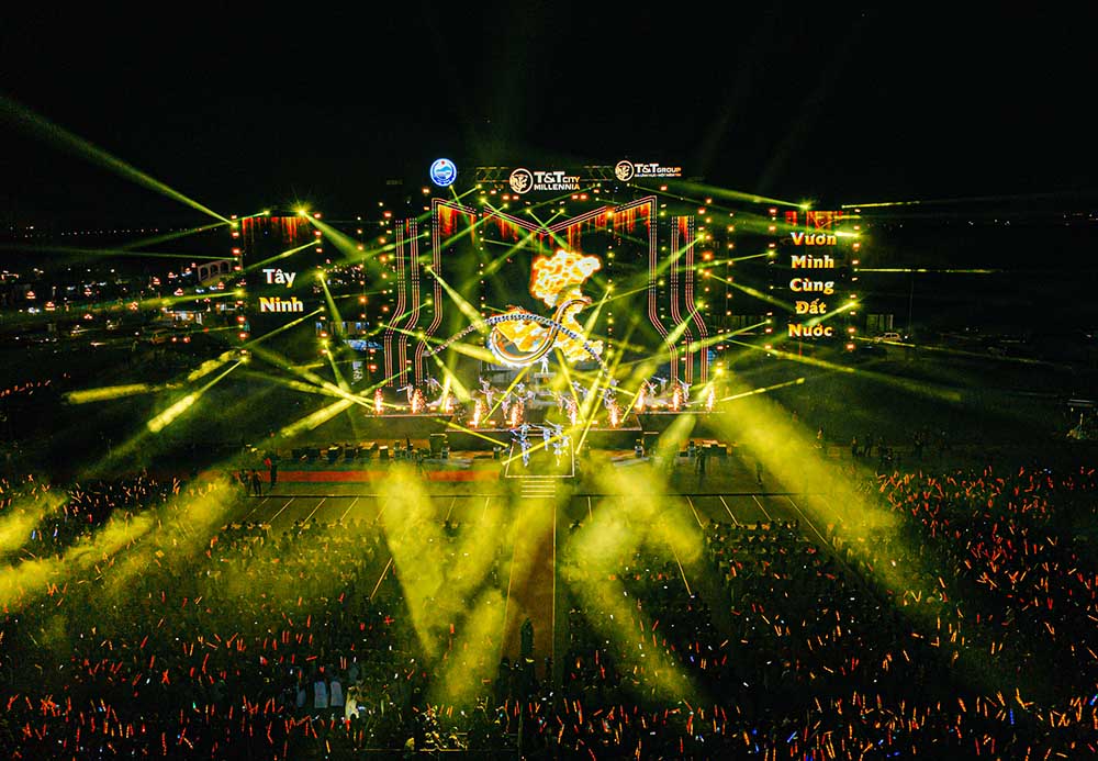 수만 명의 Tay Ninh 관객이 Khoi mach nguon Di san - Vung buoc Ky nguyen moi 대규모 음악 축제에서 열정적으로 공연했습니다. 사진: Phung Chien