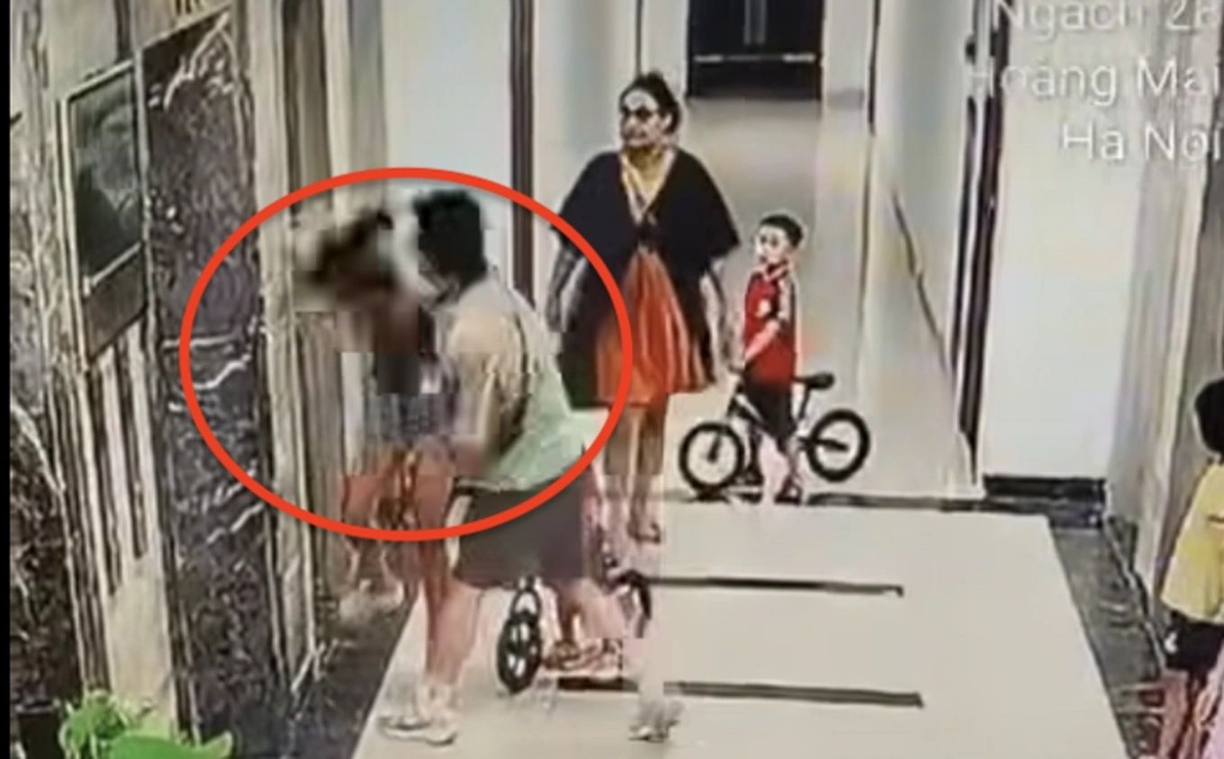 Camera ghi lại cảnh người đàn ông xăm trổ đánh cô gái tại chung cư ở Hà Nội (Clip: Nhân vật cung cấp). 