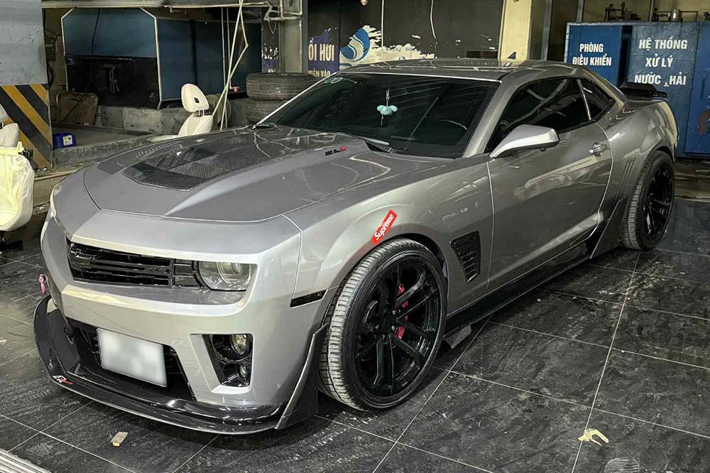 El Chevrolet Camaro ZL1 de mas de 750 caballos de fuerza aparecio en un garaje de Hanoi atrayendo la atencion de los amantes de los coches. Foto: Minh Khoi