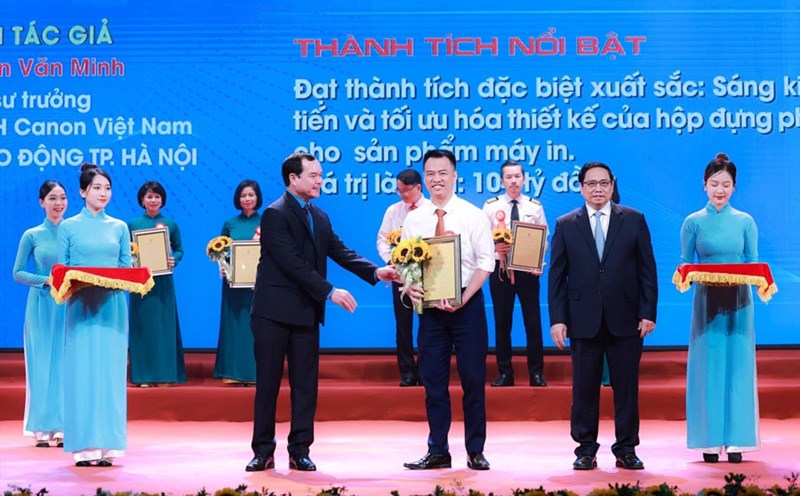Politburo member, Prime Minister Pham Minh Chinh and Party Central Committee member, President of the Vietnam General Confederation of Labor Nguyen Dinh Khang presented awards to authors and groups of authors at the "1 million initiatives" Program in 2023. Photo: Hai Nguyen