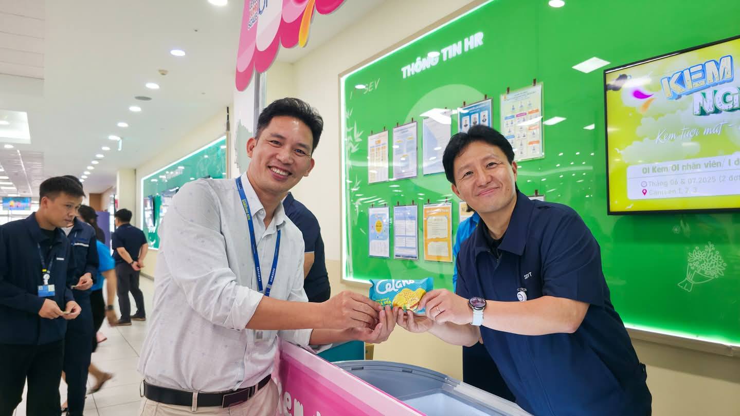 Lanh dao Cong ty TNHH Samsung Electronics Viet Nam (SEV) thuong xuyen quan tam cham lo, dong vien nguoi lao dong. Anh: Cong doan SEV