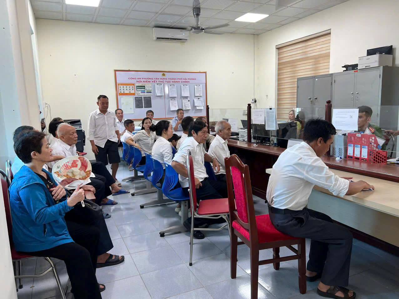 하이퐁시 Tan Hung 구는 국가 인구 데이터와 관련된 당원 카드 교체를 조직합니다. 사진: Hai Minh