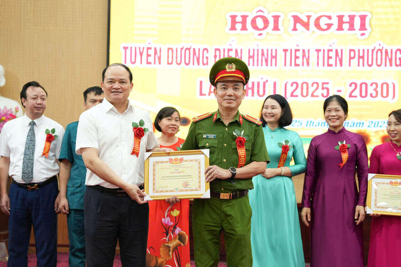 Lanh dao phuong Hai Duong, TP Hai Phong trao giay khen cho cac tap the, ca nhan dien hinh tien tien. Anh: Quoc Tung