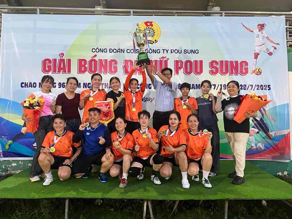 Awarding the championship to the workers' women's football tournament. Photo: Pou Sung Vietnam Co., Ltd.'s Trade Union