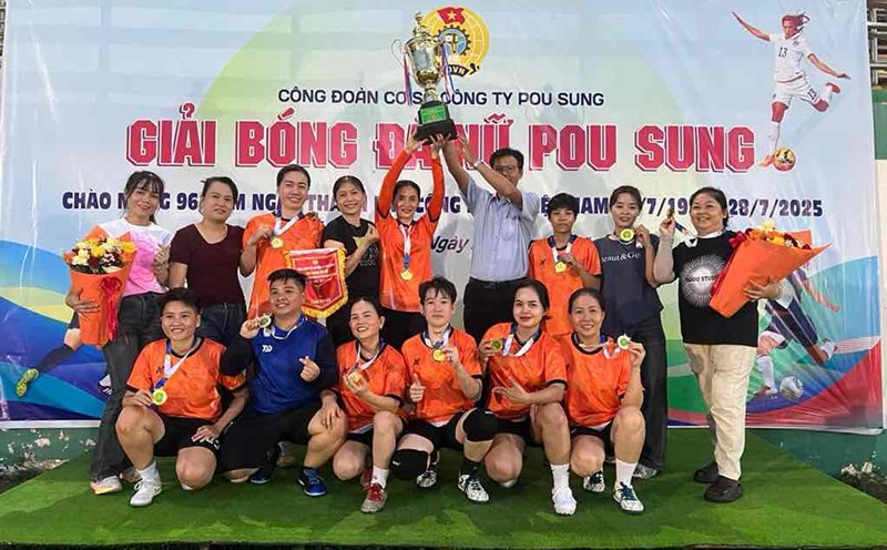 Awarding the championship to the workers' women's football tournament. Photo: Pou Sung Vietnam Co., Ltd.'s Trade Union