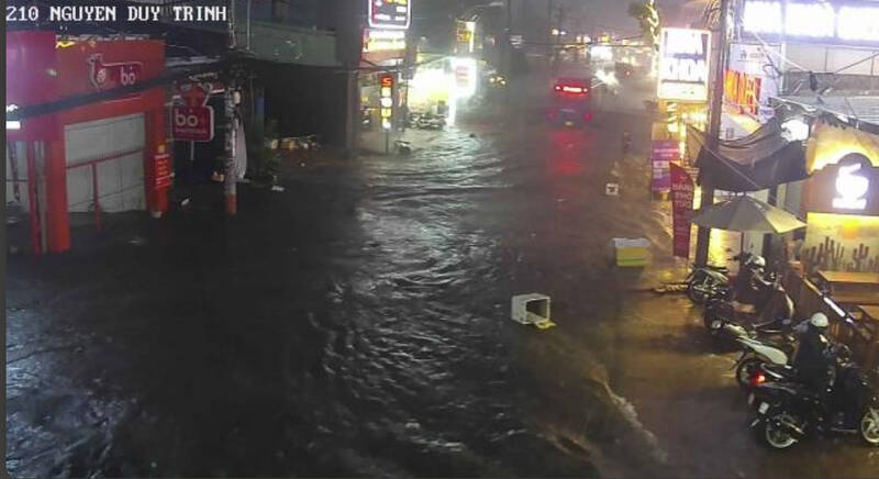Duong Nguyen Duy Trinh nuoc dang cao. Anh: UDI MAPS