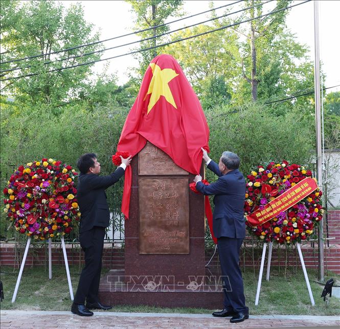 Tong Bi thu To Lam thuc hien nghi thuc khanh thanh tuong dai Chu tich Ho Chi Minh tai Dai su quan Viet Nam. Anh: TTXVN