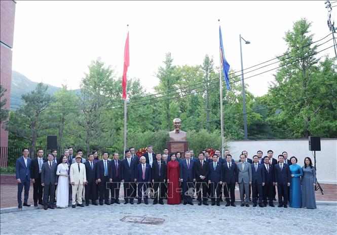 Tong Bi thu To Lam va Phu nhan du le khanh thanh tuong dai Chu tich Ho Chi Minh tai Dai su quan Viet Nam. Anh: TTXVN