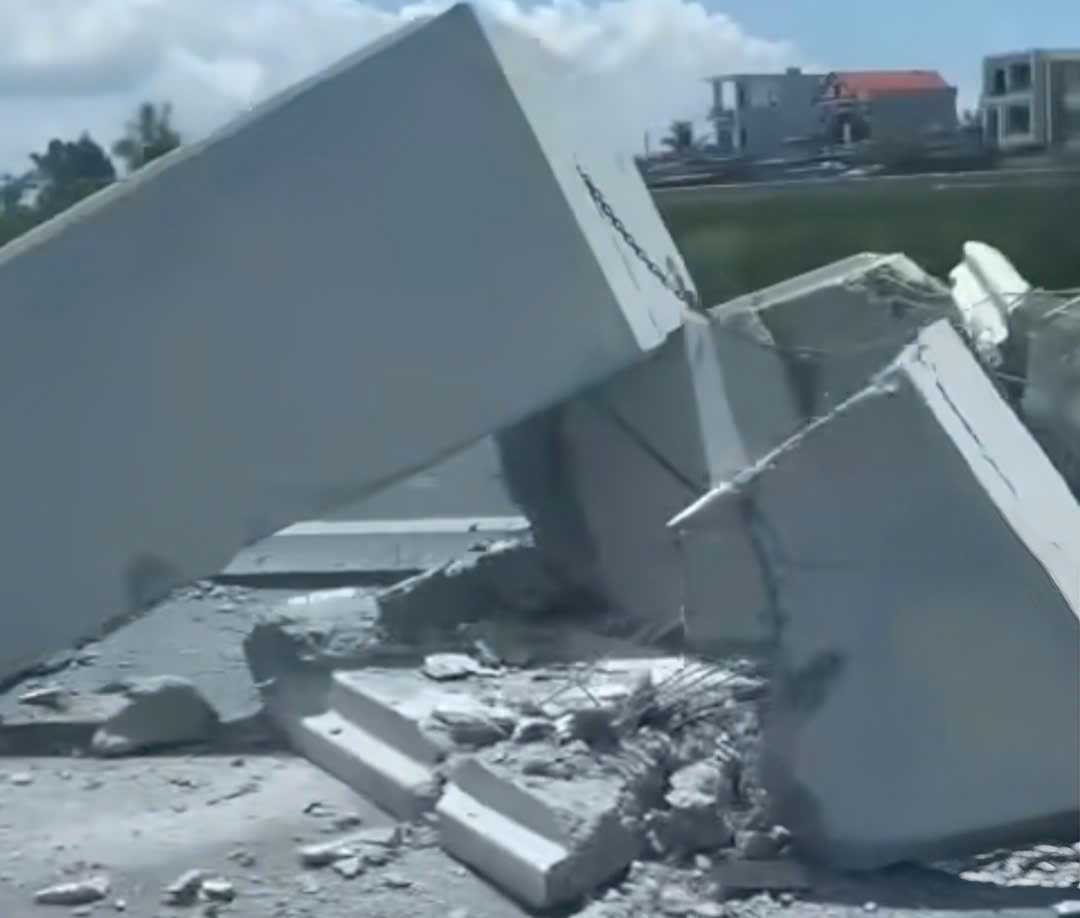 Imagenes de tuberias de hormigon cayendo en la autopista Hai Phong - Mong Cai. Foto tomada del clip: Departamento de Policia de Trafico