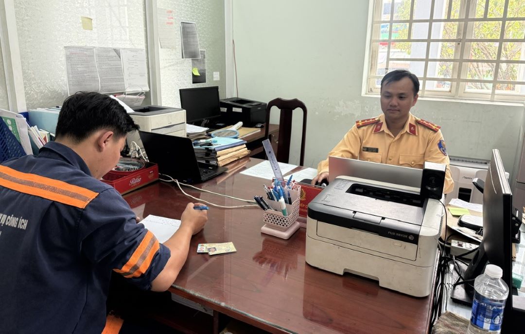 Đội CSGT An Sương làm việc và lập biên bản xử phạt với tài xế vi phạm. Ảnh: Công an