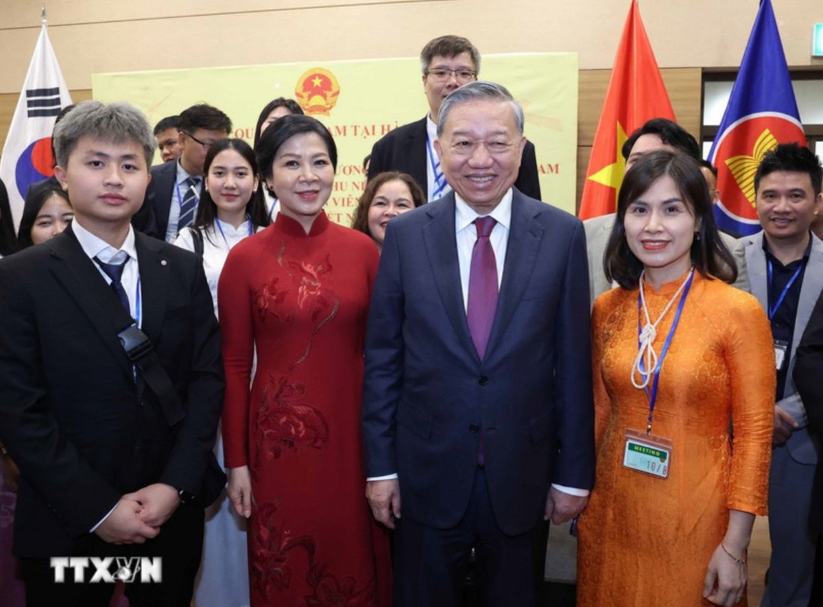 General Secretary To Lam and his wife with staff of the Embassy and the Vietnamese community in Korea. Photo: VNA