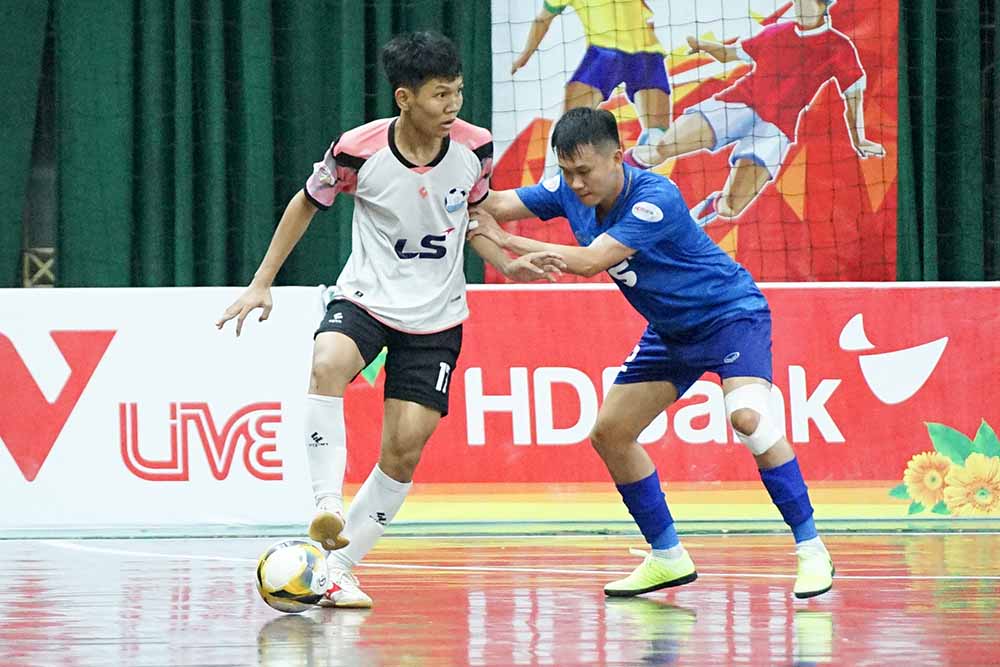 Ha Noi (ao trang) tao nhieu kho khan cho Thai Son Bac. Anh: VFF