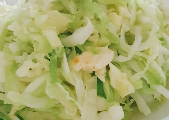 Cabbage stir-fried with a lot of fat eaten with salt or eaten with quick starch like white rice is said to be able to lead to belly fat accumulation. Photo: Kieu Vu