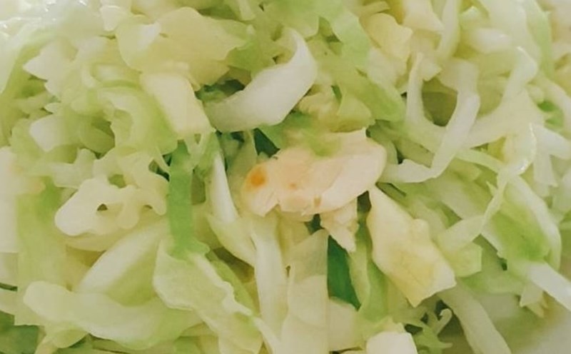 Cabbage stir-fried with a lot of fat eaten with salt or eaten with quick starch like white rice is said to be able to lead to belly fat accumulation. Photo: Kieu Vu