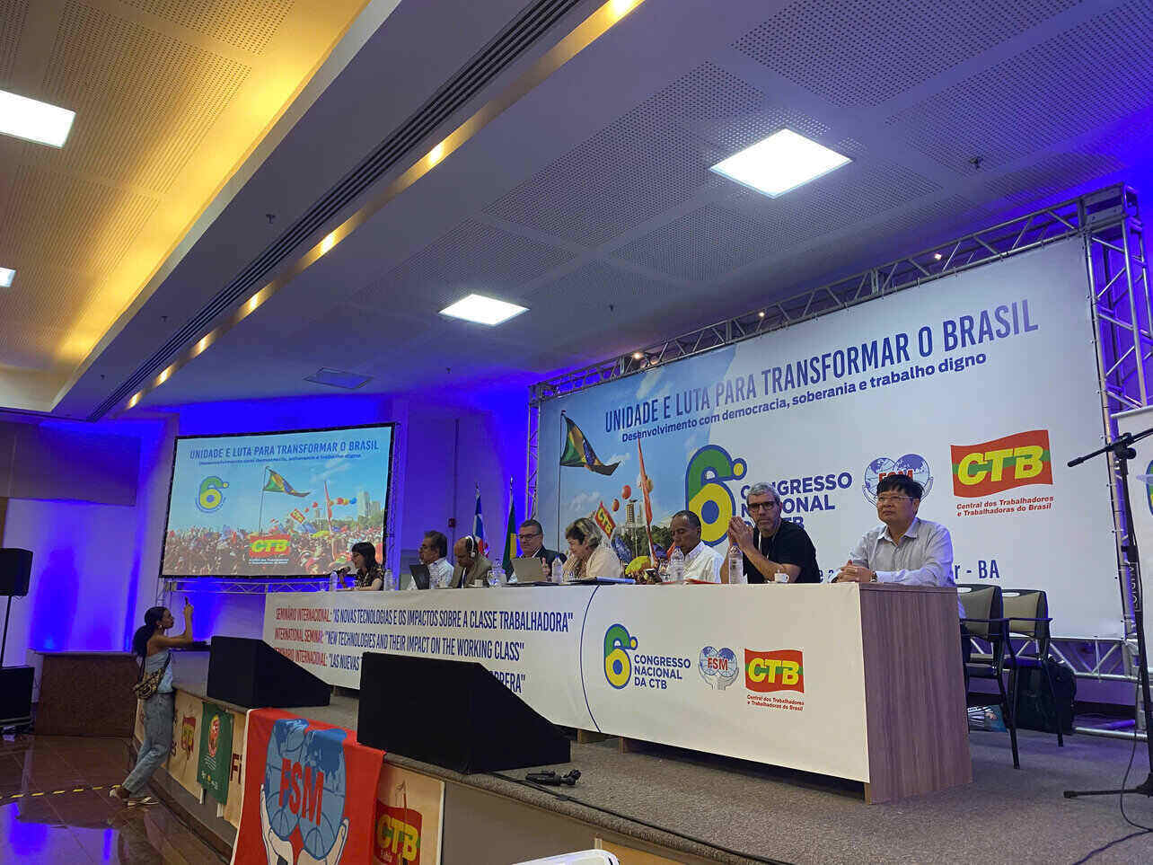 판반안 베트남 노동총연맹 부위원장(오른쪽 맨 끝)이 대회 틀 내에서 국제 컨퍼런스에 참석하고 있습니다. 사진: 쑤언히에우