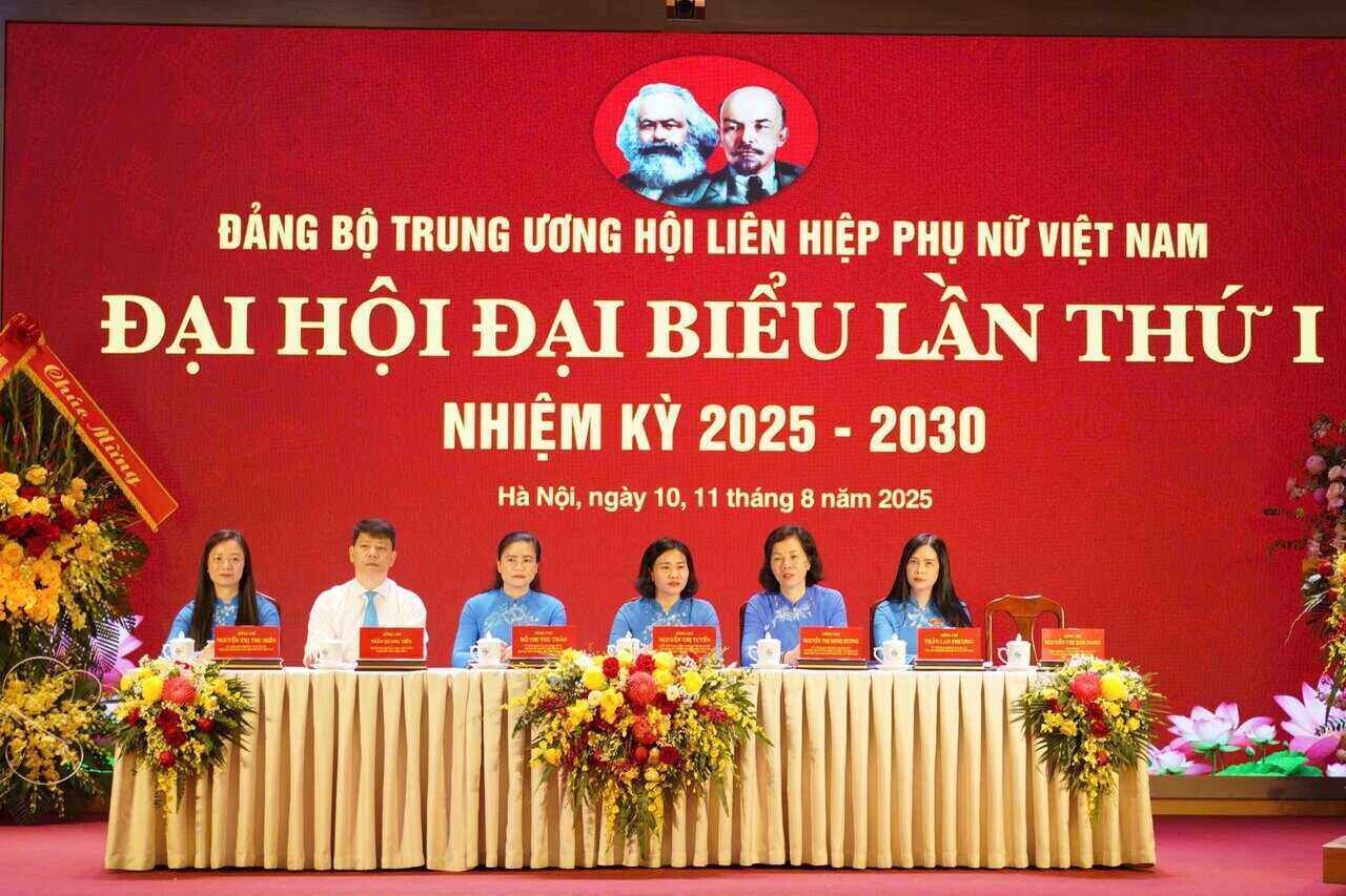 응우옌 티 뚜옌 동지 - 당 중앙위원회 위원 조국전선 당위원회 상임위원 베트남 조국전선 중앙위원회 부위원장 베트남 여성 연합 중앙위원회 서기 회의에서 베트남 여성 연합 회장(오른쪽에서 세 번째) 사진: 푸 사원