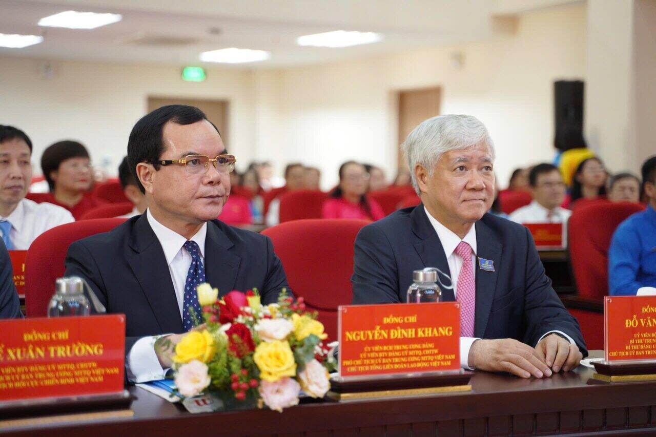 Dong chi Do Van Chien - Chu tich Uy ban Mat tran To quoc Viet Nam (ben phai) va dong chi Nguyen Dinh Khang - Chu tich Tong LDLDVN du Dai hoi. Anh: Den Phu