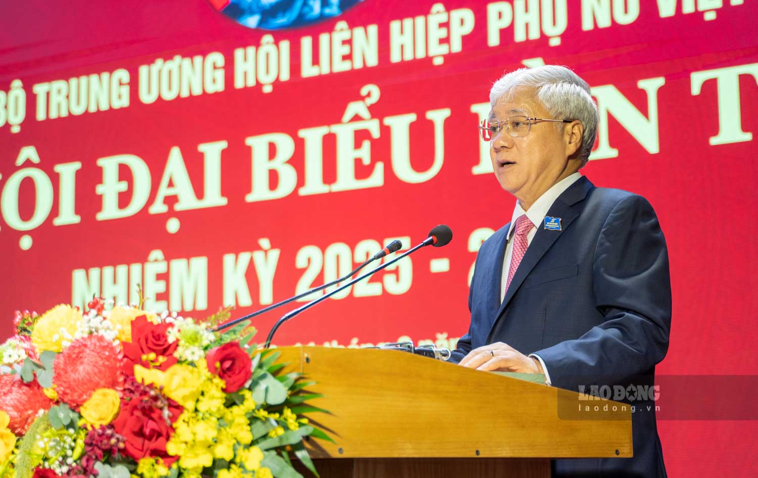 El camarada Do Van Chien - Miembro del Buro Politico del Partido Secretario del Comite del Partido del Frente de la Patria de las Federaciones Centrales Presidente del Comite Central del Frente de la Patria de Vietnam - hablo en el Congreso. Foto: Den Phu