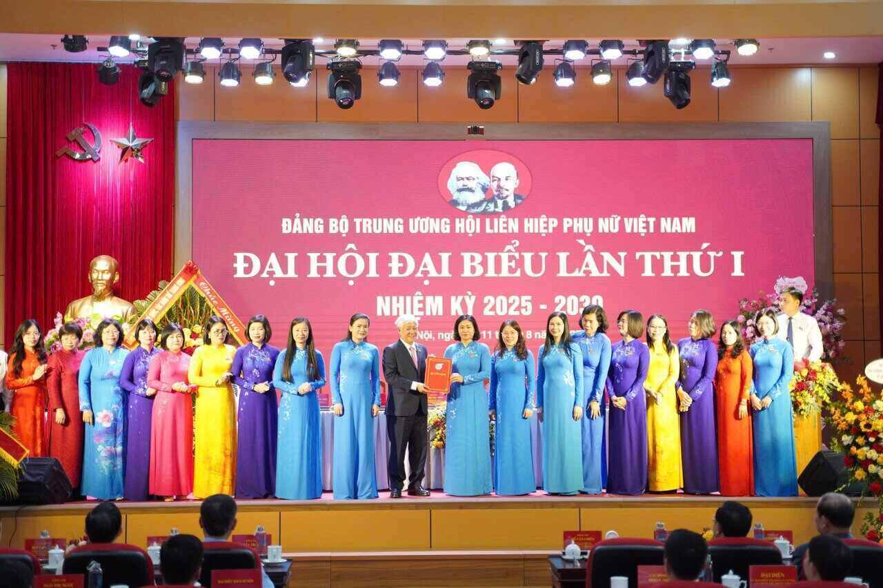 Dong chi Do Van Chien trao Quyet dinh chi dinh. Anh: Den Phu