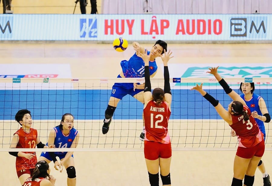 Cau thu Viet Nam choi manh me truoc Thai Lan. Anh: Trung Vu