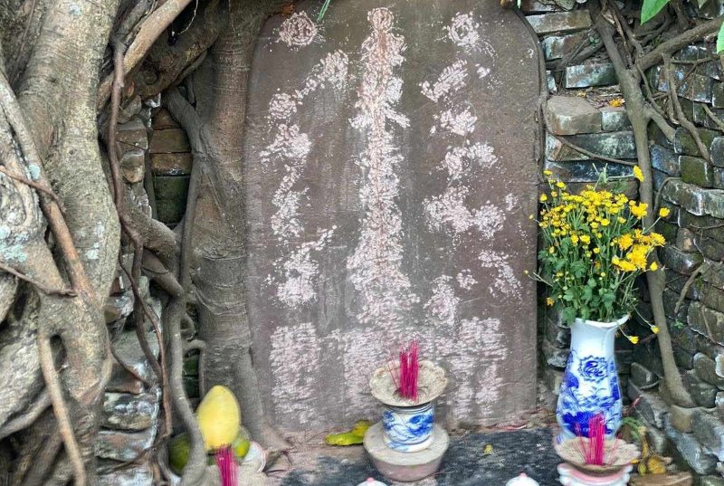 Di tich bia co tran yem gan voi Chua Cau, Hoi An bi xam hai nghiem trong. Anh: Anh Dung