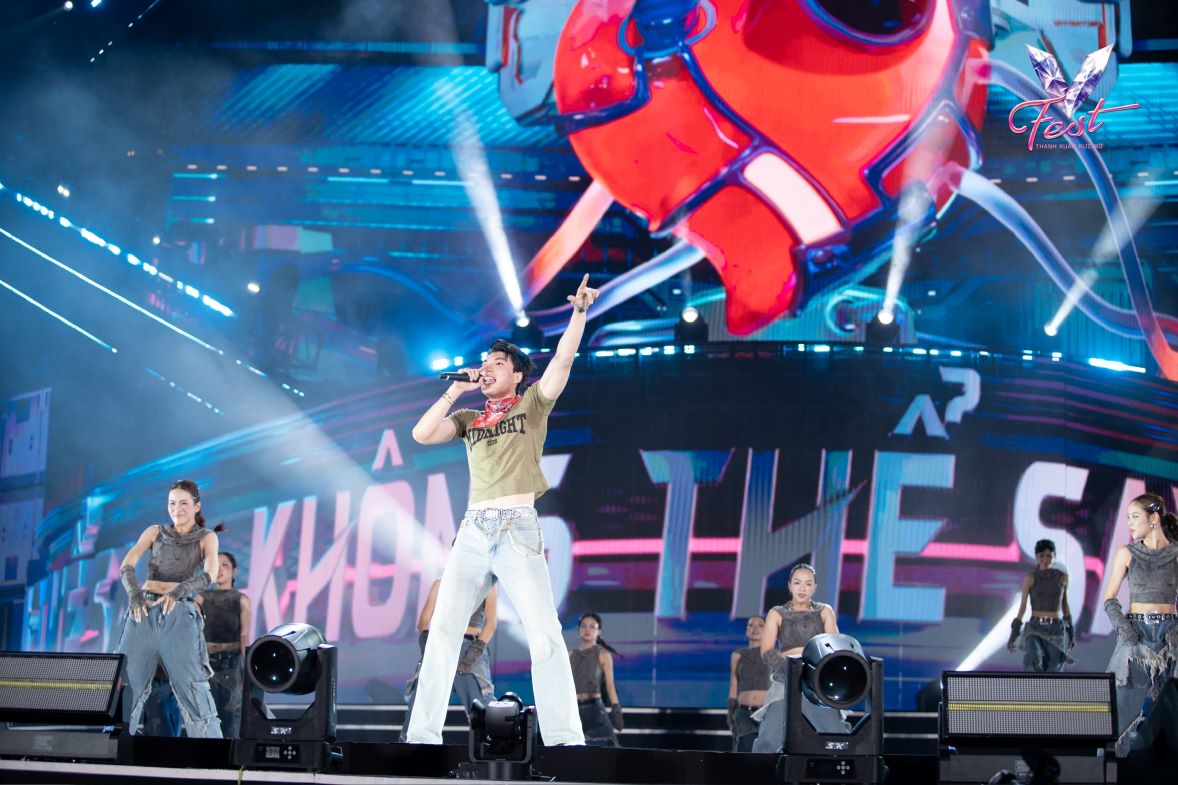 HIEUTHUHAI trinh dien lien tiep 5 ban hit dinh dam tai V Fest. Anh: Ban to chuc cung cap