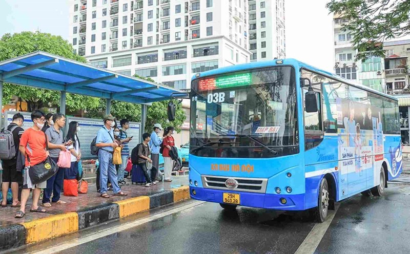Bus route 03B (Yua Ngam - Giang Bien Bus Station) is being proposed to adjust the route. Photo: Minh Hanh